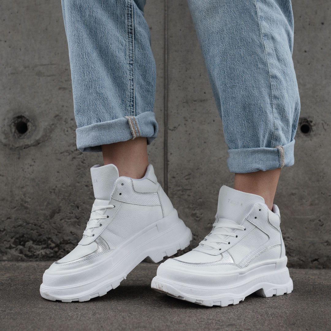 tenis blancas altas